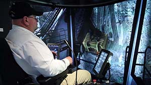 Mark Smith, Consultor de Treinamento: Pás Elétricas de Cabo em Mineração Global Caterpillar, operando o simulador desenvolvido recentemente da Pá Elétrica de Cabo Cat 7495.