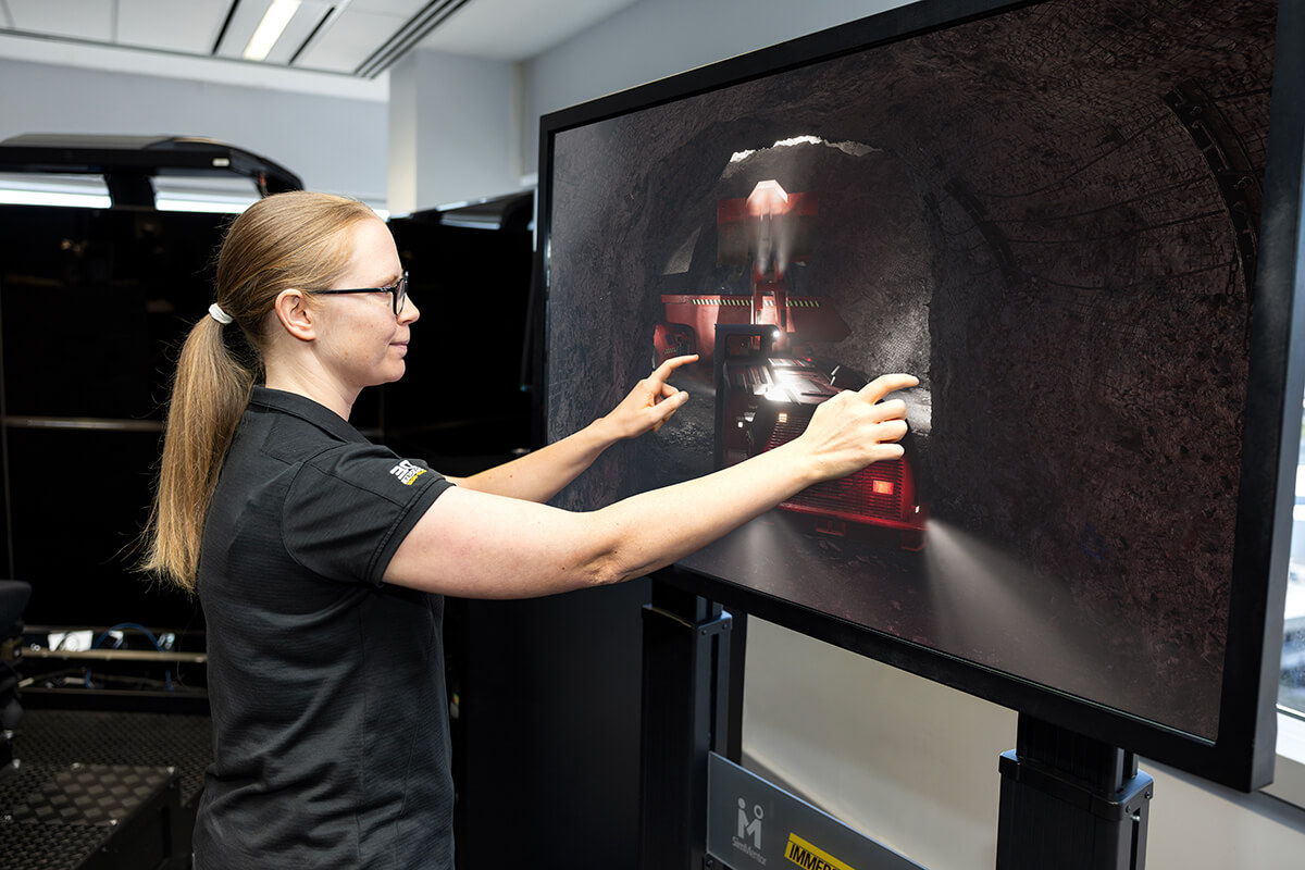 Écran tactile avec formation aux normes minières pour une chargeuse souterraine Sandvik