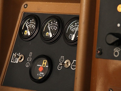 Cat 994D Wheel Loader - Gauges and tachometer